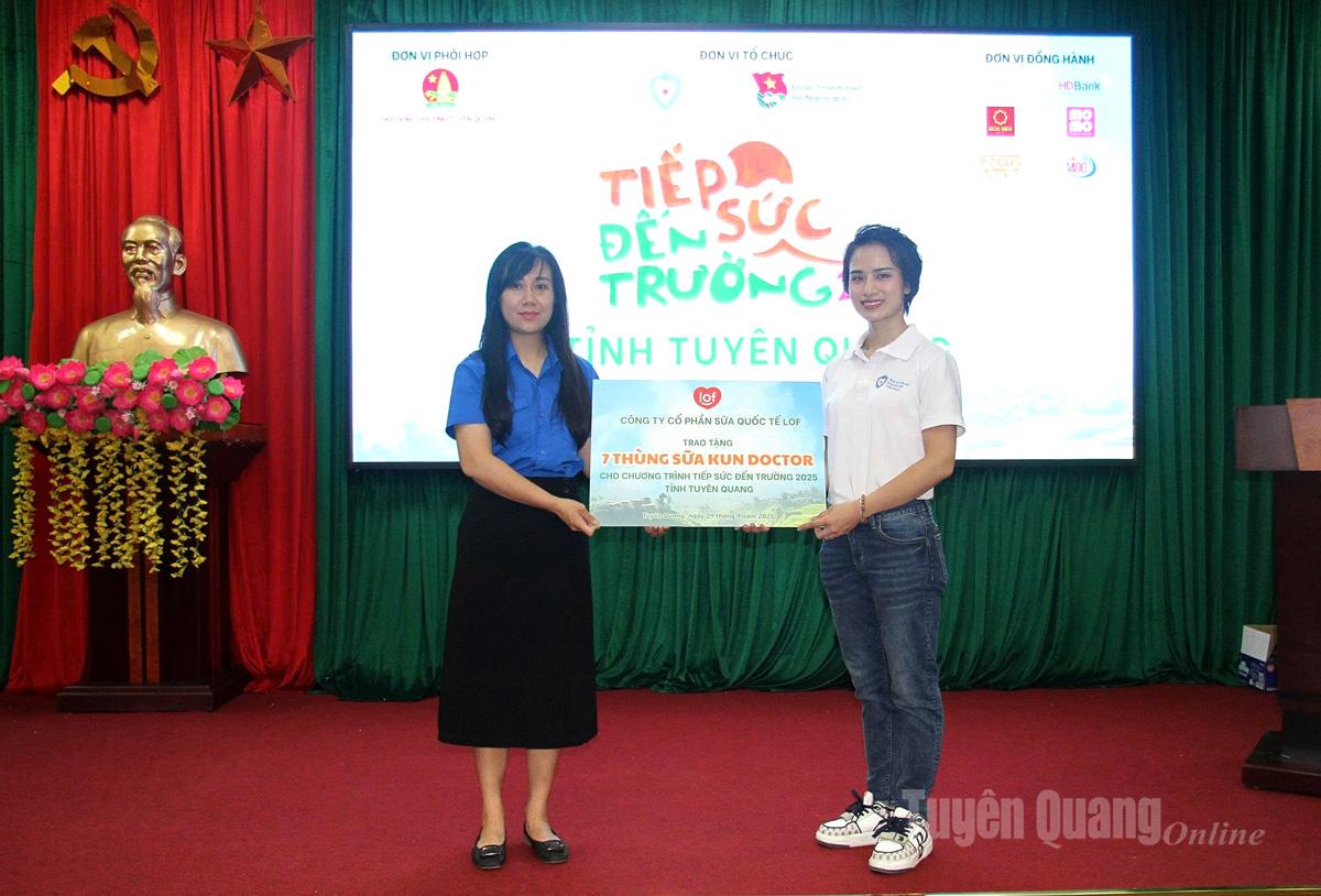 តំណាងអ្នកឧបត្ថម្ភបានផ្តល់ទឹកដោះគោដល់សិស្ស។