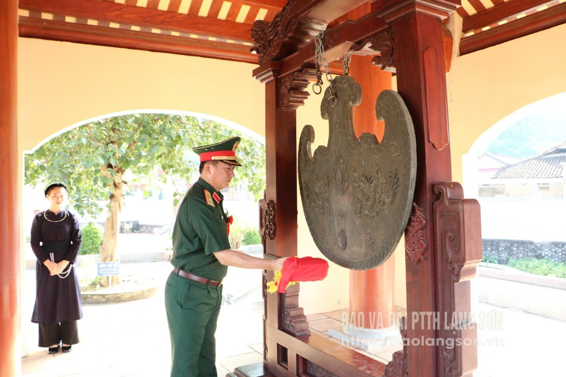 ថ្នាក់ដឹកនាំយោធភូមិភាគទី១ គោរពវិញ្ញាណក្ខន្ធនៅប្រាសាទបាគងទុក្ករបុគ្គល