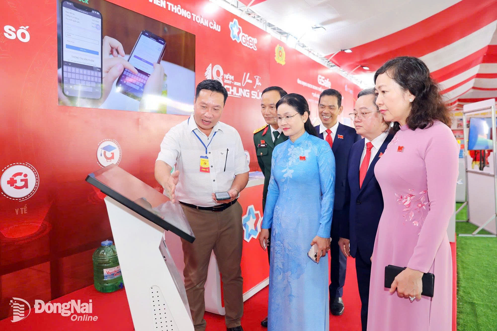 ថ្នាក់ដឹកនាំខេត្តទៅទស្សនាស្តង់ឌីជីថលនៃសាជីវកម្មទូរគមនាគមន៍នៅ Dong Nai។ រូបថត៖ ហ៊ុយ អាញ់ 