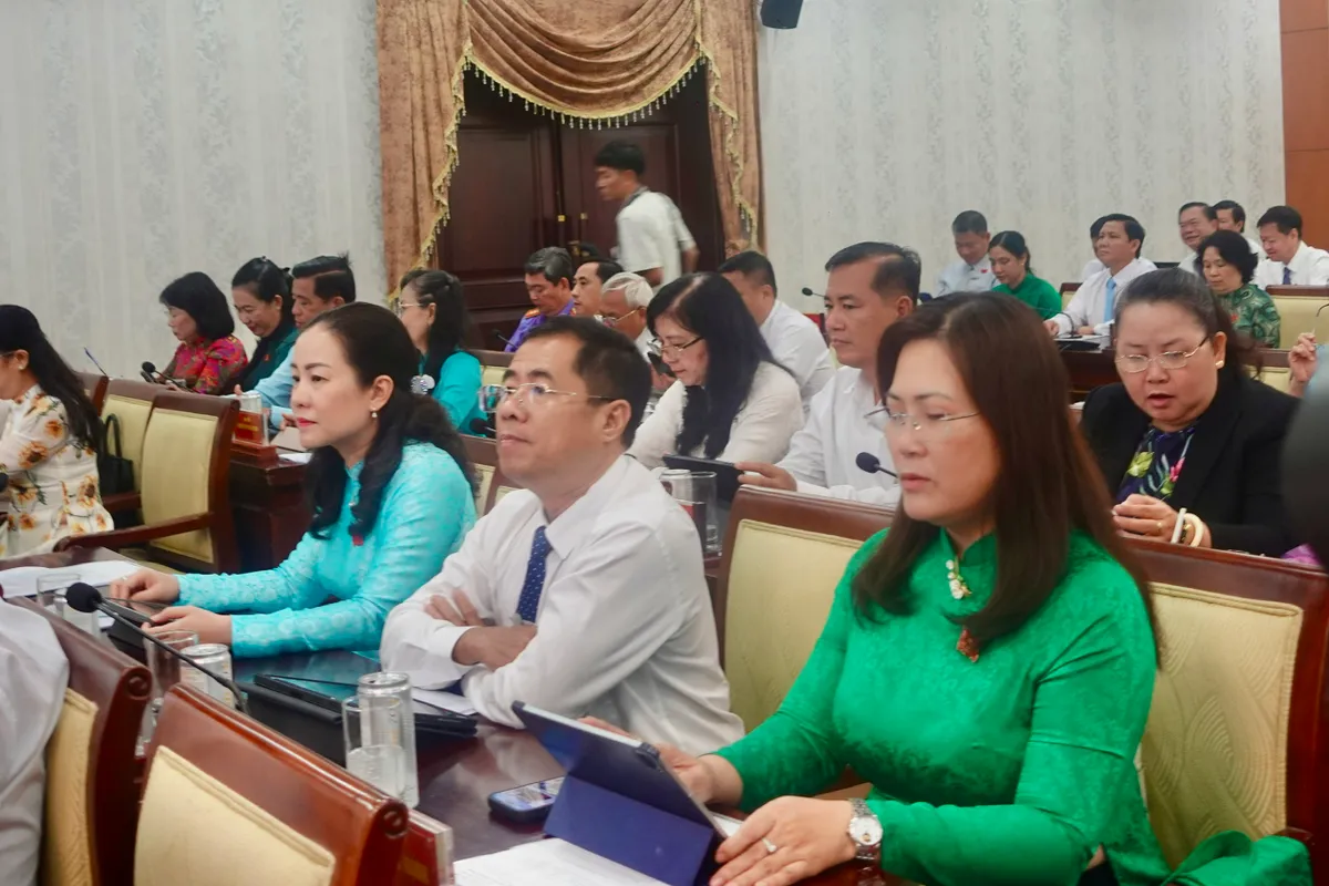 Hội đồng Nhân dân TP Hồ Chí Minh họp chuyên đề tháo gỡ những vướng mắc sau hợp nhất - Ảnh 4.