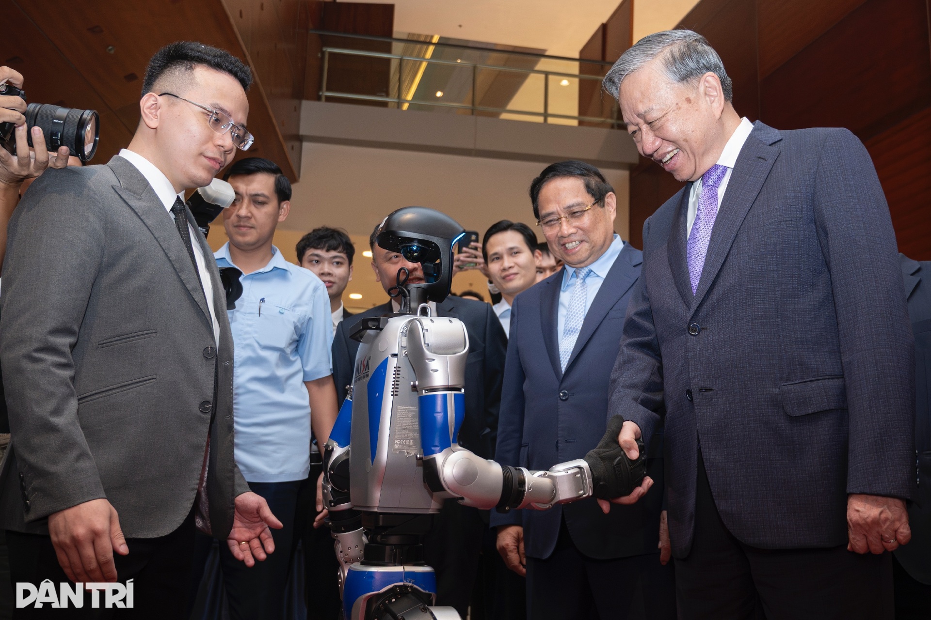 Tổng Bí thư Tô Lâm trải nghiệm robot thông minh - 8