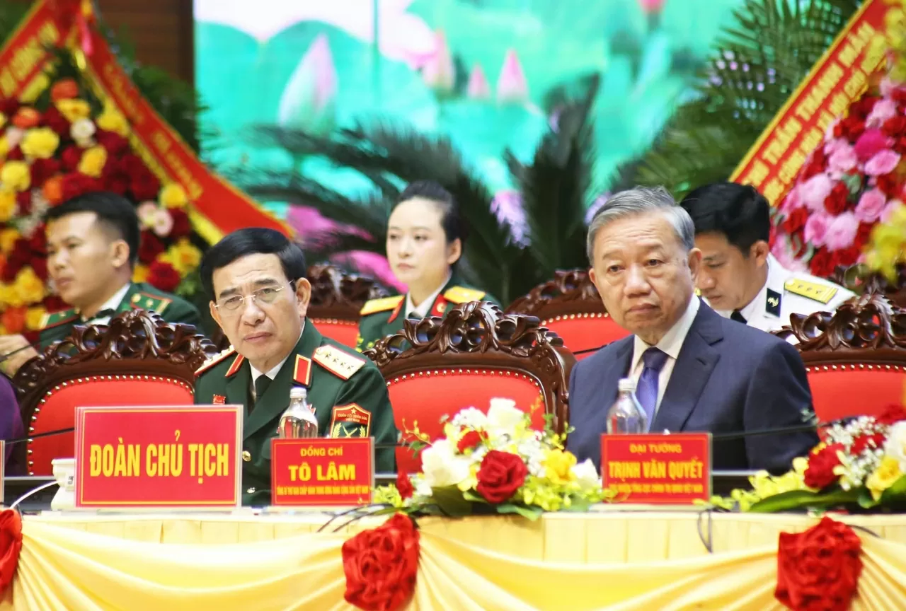 Tổng Bí thư Tô Lâm và Bộ trưởng Bộ Quốc phòng Phan Văn Giang lắng nghe  các đại biểu đã trình bày tham luận. (Ảnh: Thành Long)