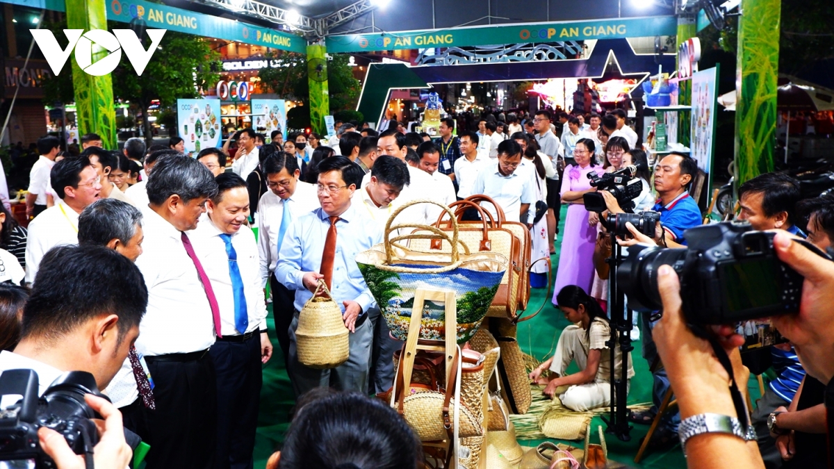 កន្លែងតាំងបង្ហាញផលិតផល OCOP បានស្វាគមន៍ភ្ញៀវទេសចរណ៍ជាង 10,000 នាក់មកពីក្នុង និងក្រៅប្រទេសខេត្ត An Giang មកទស្សនា និងទិញទំនិញ។
