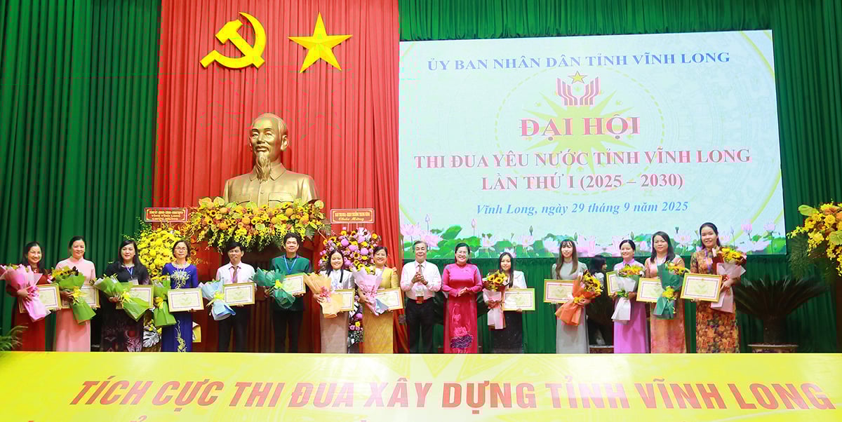 សមមិត្ត Nguyen Thi Minh Trang - សមាជិកគណៈកម្មាធិការអចិន្ត្រៃយ៍បក្សខេត្ត ប្រធានគណៈកម្មាធិការឃោសនា និងចលនាមហាជននៃគណៈកម្មាធិការបក្សខេត្ត និងសមមិត្ត Le Thanh Binh - សមាជិកគណៈកម្មាធិការអចិន្ត្រៃយ៍បក្សខេត្ត អនុប្រធានគណៈកម្មាធិការរណសិរ្សមាតុភូមិវៀតណាមខេត្ត បានប្រគល់ប័ណ្ណសរសើរ និងកម្រងផ្កាជូនបុគ្គល។