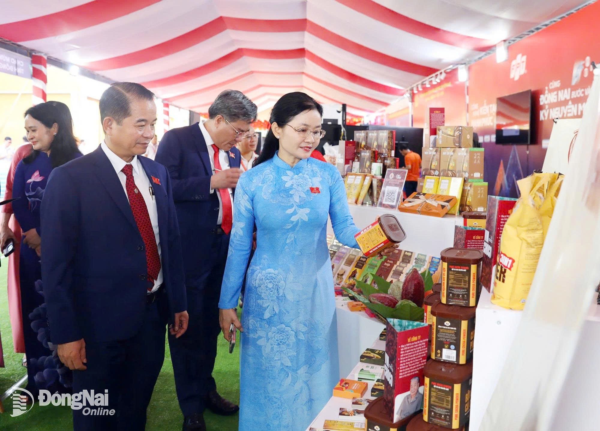 ថ្នាក់ដឹកនាំខេត្ត ទស្សនាស្តង់តាំងបង្ហាញផលិតផល OCOP នៅខាងក្រៅសមាជ។ រូបថត៖ ហ៊ុយ អាញ់ 