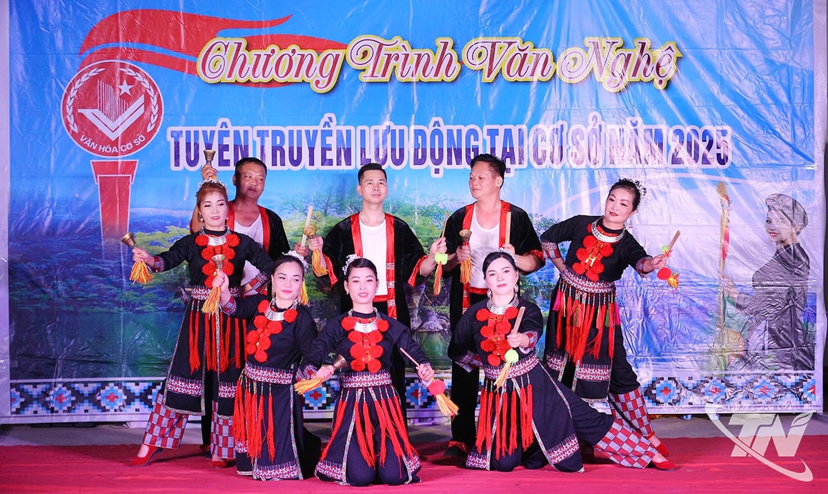 ការសម្តែងតន្ត្រី និងរបាំរបស់ក្រុមយុវជនចល័តមជ្ឈមណ្ឌលវប្បធម៌ខេត្ត Thai Nguyen មានភាពជិតស្និទ្ធនឹងជីវភាពរស់នៅរបស់ប្រជាជននៅតំបន់ខ្ពង់រាប។