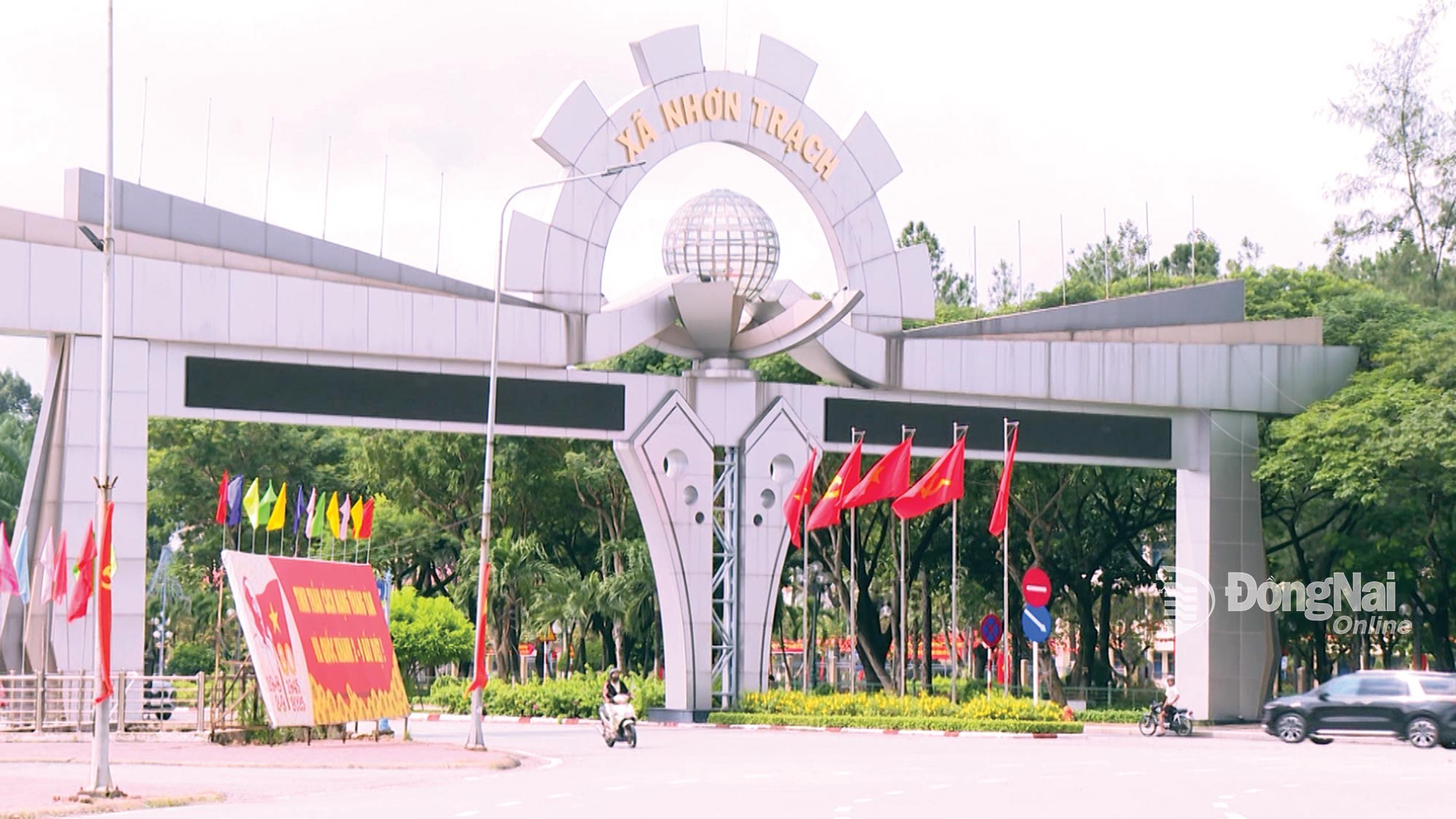 Cổng chào xã Nhơn Trạch được trang hoàng nhiều cờ Đảng, cờ Tổ quốc chào mừng đại hội. Ảnh: Duy Tân

