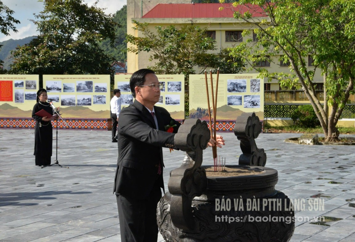 សមមិត្ត Hoang Van Nghiem លេខាបក្សខេត្ត ប្រធានគណៈប្រតិភូរដ្ឋសភាខេត្ត បានអុជធូបនៅវិមាន Guerrilla Bac Son។