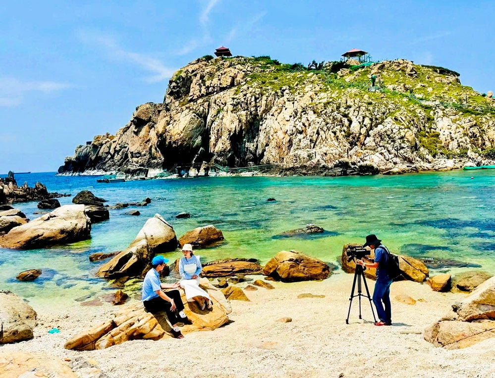 Columns of Vinh Long Newspaper and Radio and Television contribute to spreading the image and beauty of Vietnamese tourism.