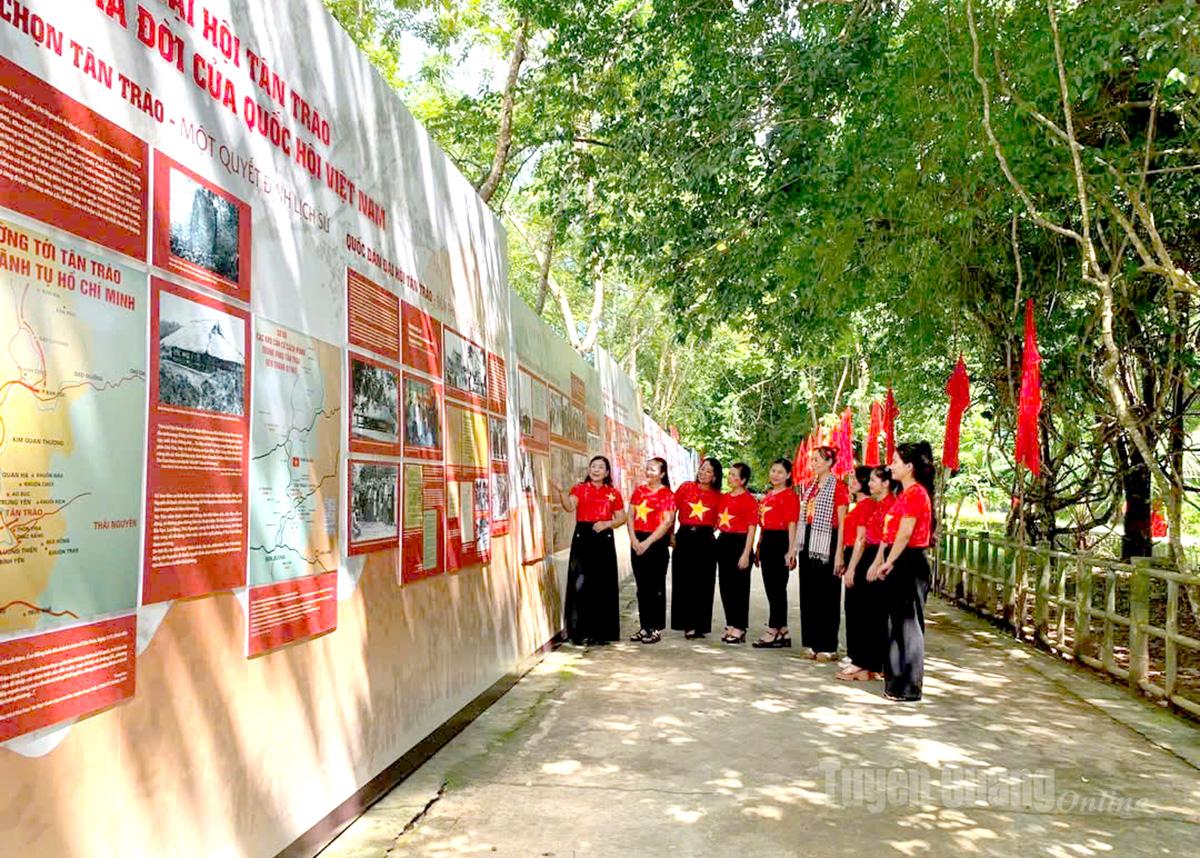 A large number of tourists came to visit the thematic exhibition 