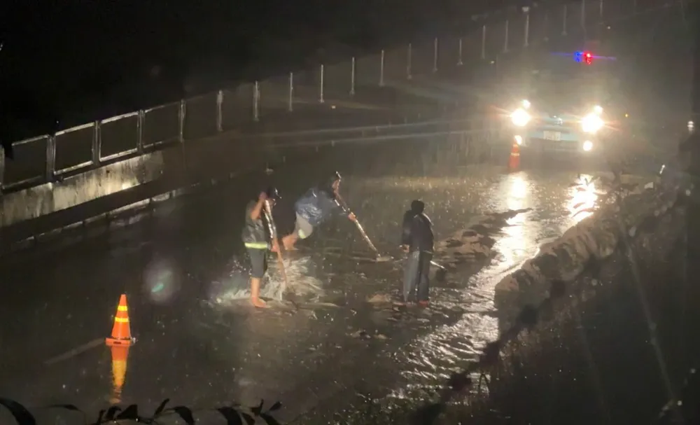 O trecho da rodovia Vinh Hao - Phan Thiet foi subitamente inundado durante a noite.