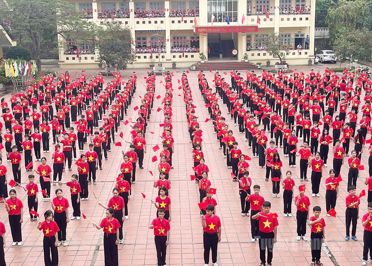 Students of Le Quy Don Secondary School celebrate Independence Day.