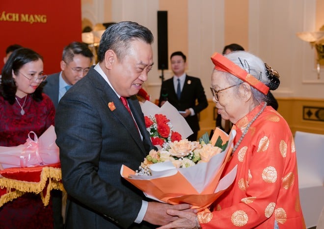 Chủ tịch UBND thành phố Hà Nội Trần Sỹ Thanh tặng quà tri ân các Mẹ Việt Nam Anh hùng. (Ảnh: T.L)