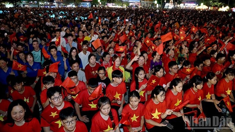 Orang-orang bergabung dalam lagu-lagu revolusioner.