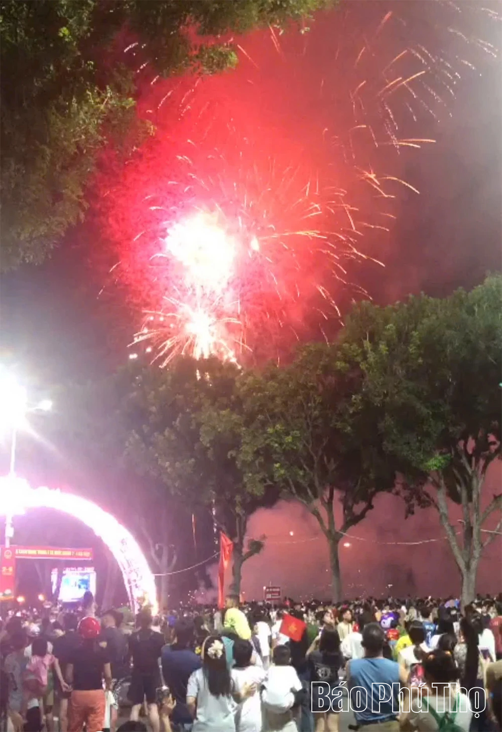 Brillantes Feuerwerk zur Feier des 80. Nationalfeiertags am 2. September