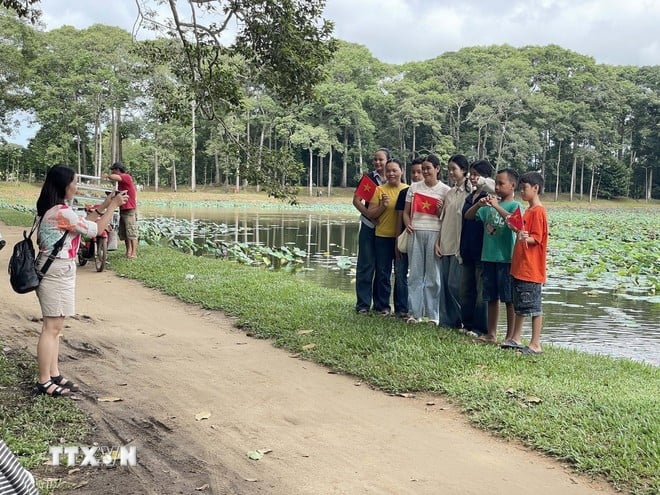 Du khách tham quan, chụp ảnh lưu niệm tại Danh thắng quốc gia Ao Bà Om, phường Nguyệt Hóa, Vĩnh Long. (Ảnh: Thanh Hòa/TTXVN)