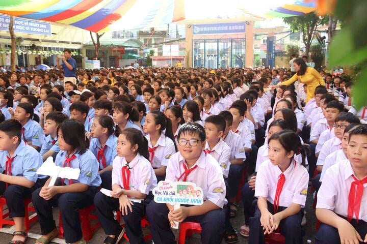 ホーチミン市の学校は、新学期の開校を祝う花を受け取らないよう要請されている。（写真：B.L）