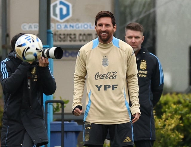 Messi chỉ thi đấu 1 trận tại Argentina, HLV Scaloni có quyết định bất ngờ- Ảnh 1.