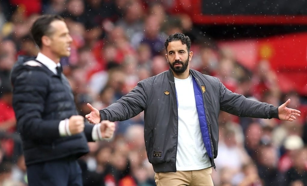 Jamie Carragher bất ngờ tiết lộ lý do HLV Amorim chưa bị Man Utd sa thải - 1