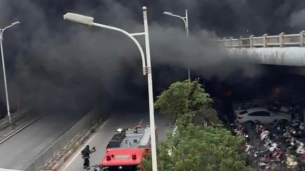 Incêndio em estacionamento sob a ponte Vinh Tuy em 30 de agosto