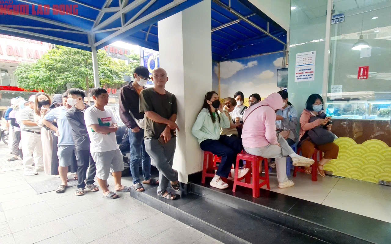 Khó mua vàng miếng SJC , khách hàng đổ xô mua vàng nhẫn tại TP HCM - Ảnh 3.