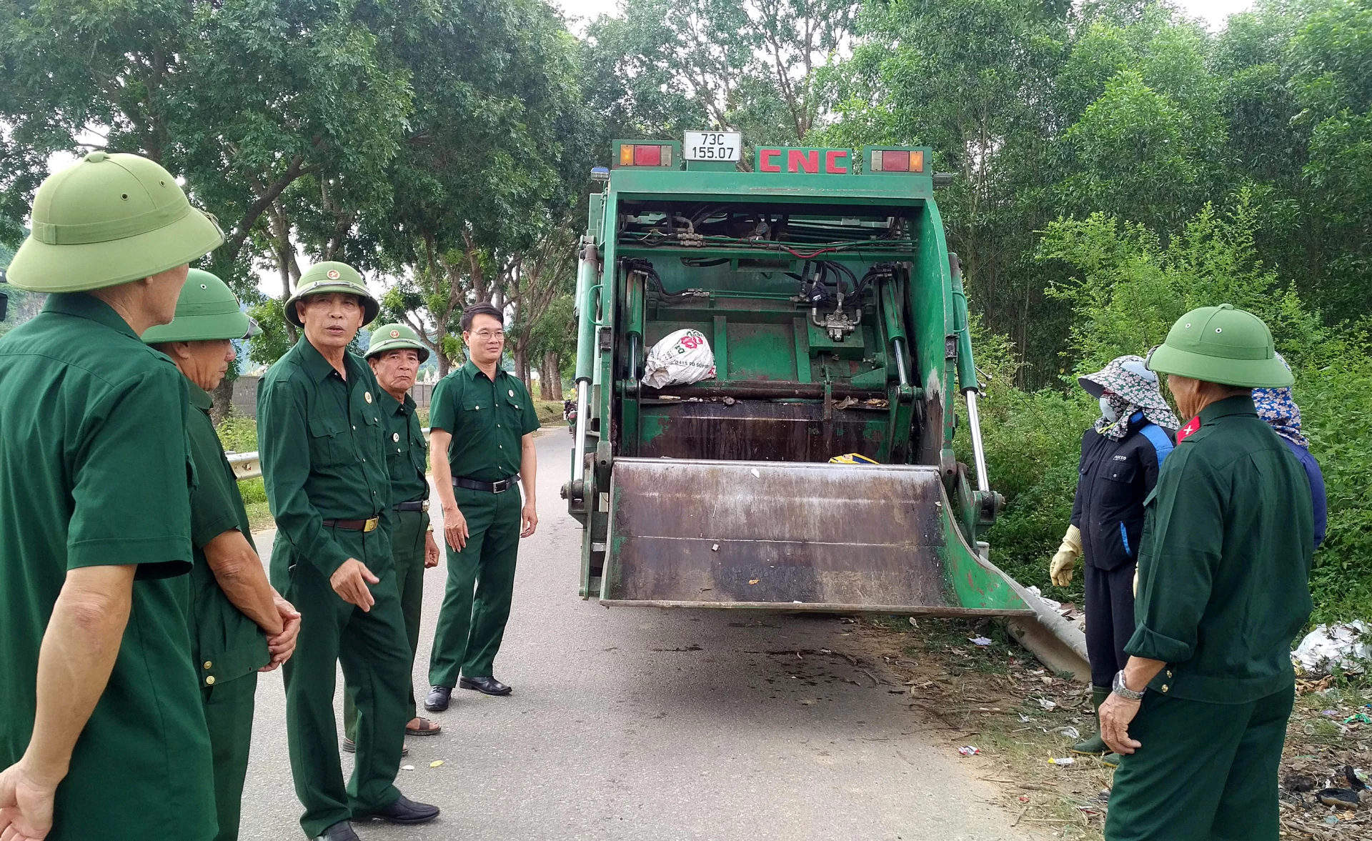 Para veteran dari komune Phong Nha bersiap bergabung dengan para pekerja Koperasi Layanan Lingkungan Hidup Phuc Trach untuk mengumpulkan sampah - Foto: T.Long