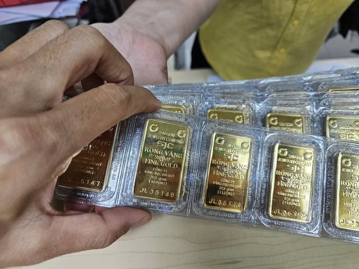Cuối ngày 3-9, cửa hàng nhỏ đẩy giá vàng miếng SJC tăng sốc - Ảnh 1.