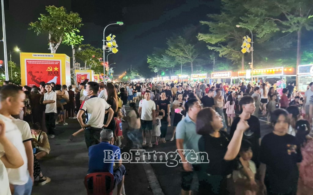 Đông đảo các tầng lớp nhân dân đến tham dự chương trình nghệ thuật và chiêm ngưỡng màn bắn pháo hoa  tại Công viên Kỳ Bá, phường Trần Lãm.