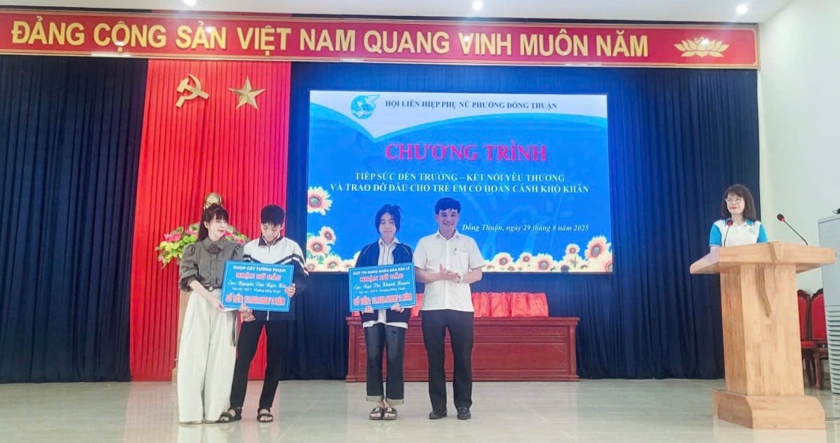Phụ nữ Đồng Thuận tiếp sức học sinh nghèo trước thềm năm học mới- Ảnh 2.