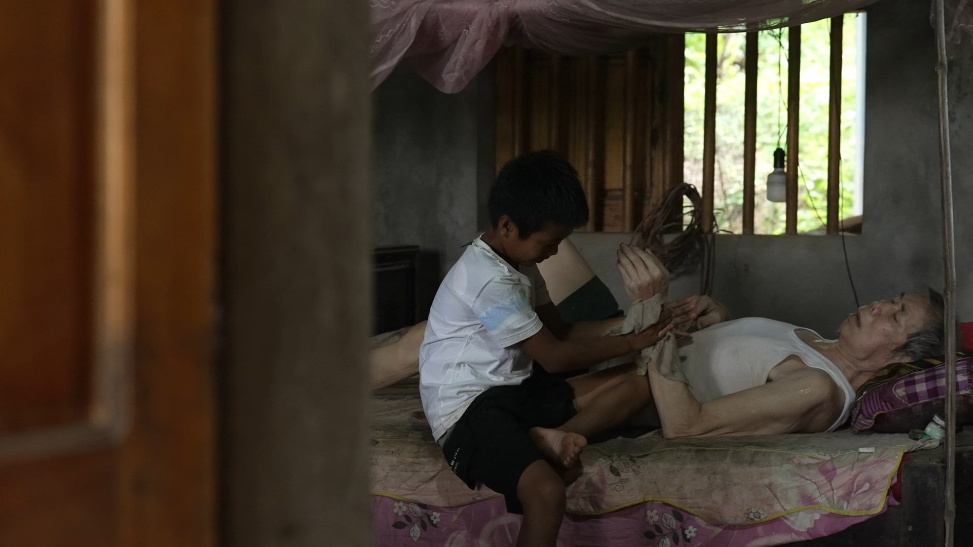দাদু খান ডুয়ং স্ট্রোকের পর বহু বছর ধরে শয্যাশায়ী ছিলেন, তাঁর দৈনন্দিন সমস্ত কাজের জন্য তিনি সম্পূর্ণরূপে তাঁর স্ত্রী এবং নাতি-নাতনিদের উপর নির্ভরশীল ছিলেন।