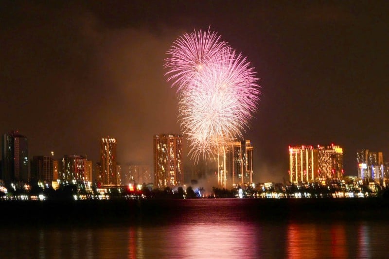 Hà Nội pháo hoa tầm cao kết hợp tầm thấp cùng hỏa thuật đồng loạt khai hỏa tại 6 điểm. (Ảnh: T.L)