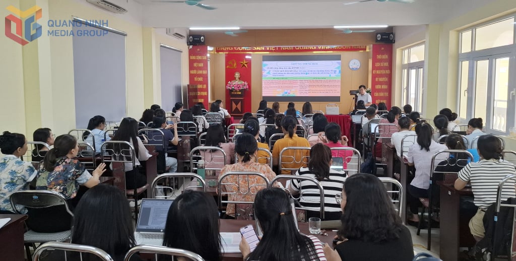 El Seguro Social provincial, en coordinación con el Departamento de Educación y Capacitación, organizó propaganda, difusión y diálogo sobre la Ley de Seguro Social No. 41/2024/QH15 para los profesores que enseñan Economía y Derecho en las escuelas secundarias de toda la provincia, en agosto de 2025.