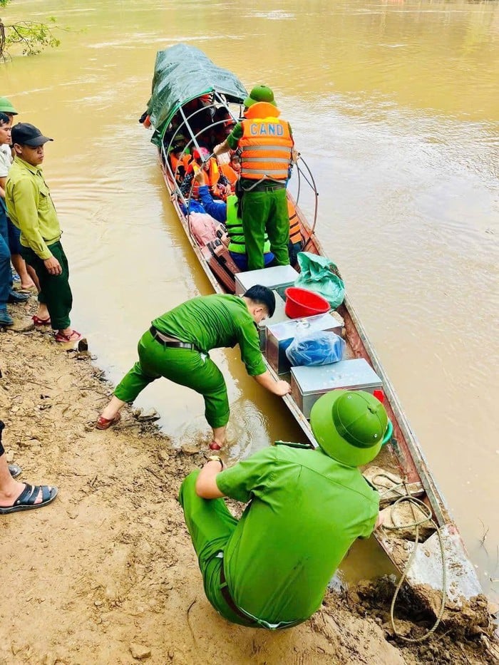 Nghệ An: Học trò Lượng Minh “vượt lũ” đến trường sau khi cầu treo bị cuốn trôi- Ảnh 2.