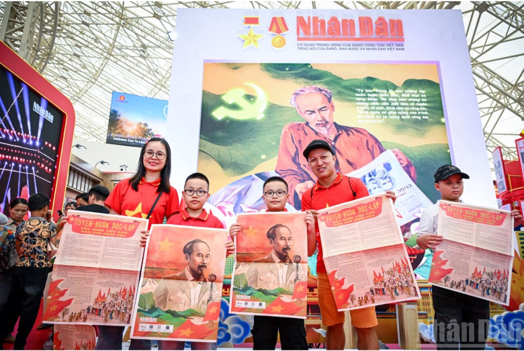 ភាពរីករាយនៃគ្រួសារតូចមួយនៅពេលតម្រង់ជួរ និងទទួលបានអាហារបន្ថែមពិសេសរបស់កាសែត Nhan Dan ។