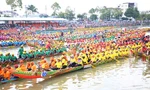 Ooc Om Boc Festival - Ngo Boat Racing in Soc Trang province earns over 80 billion VND