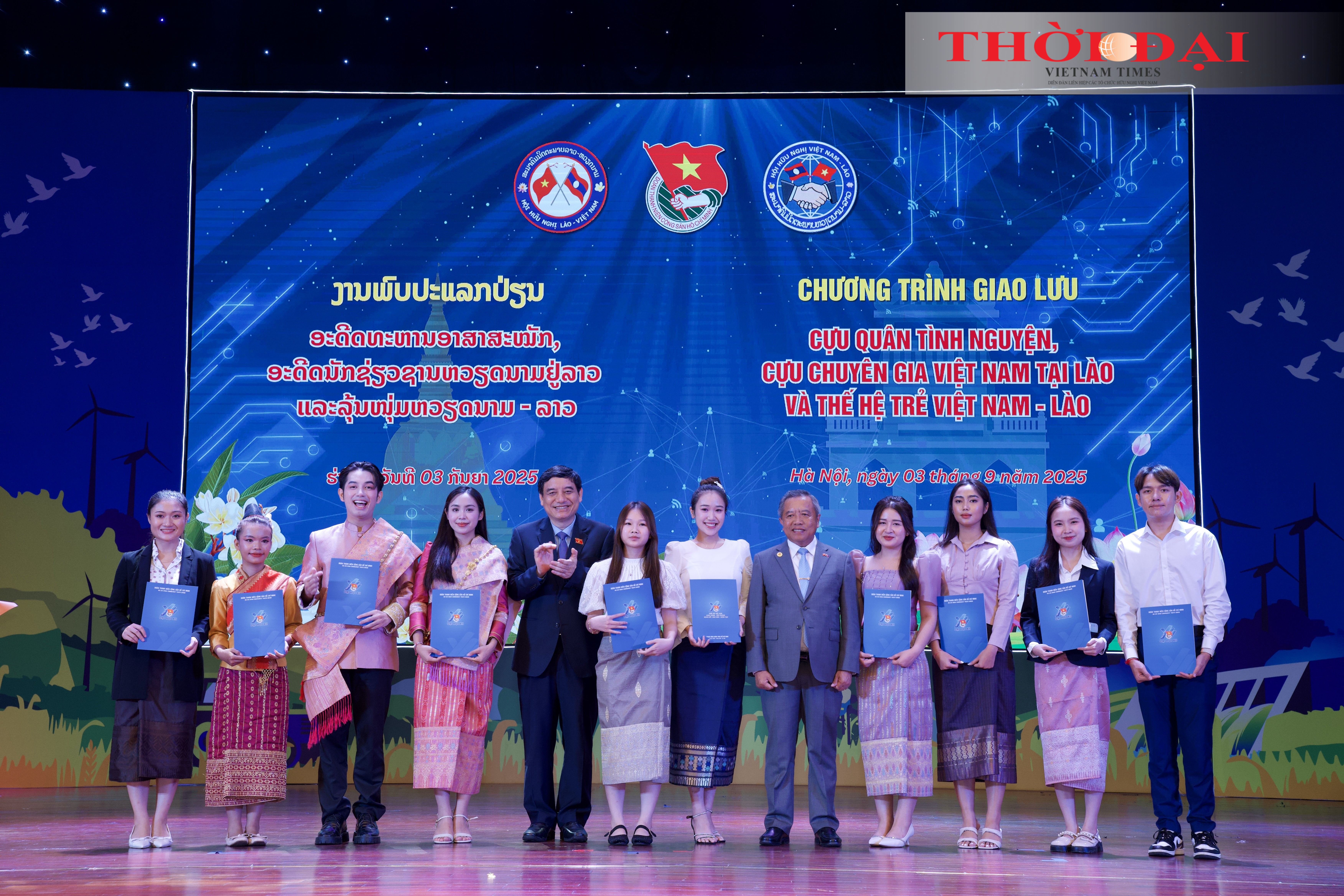 Các sinh viên, thanh niên Lào có thành tích xuất sắc được trao học bổng tại chương trình giao lưu. (Ảnh: Thanh Thảo)