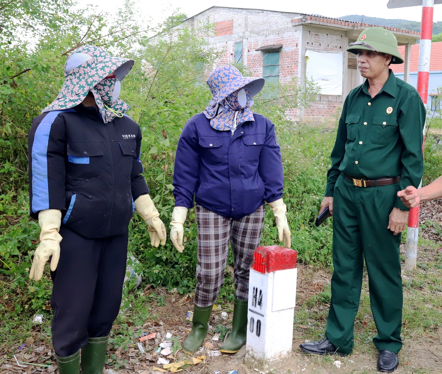 Bapak Dinh Xuan Hung berdiskusi tentang pekerjaan dengan para pekerja Koperasi Layanan Lingkungan Hidup Phuc Trach - Foto: T.Long