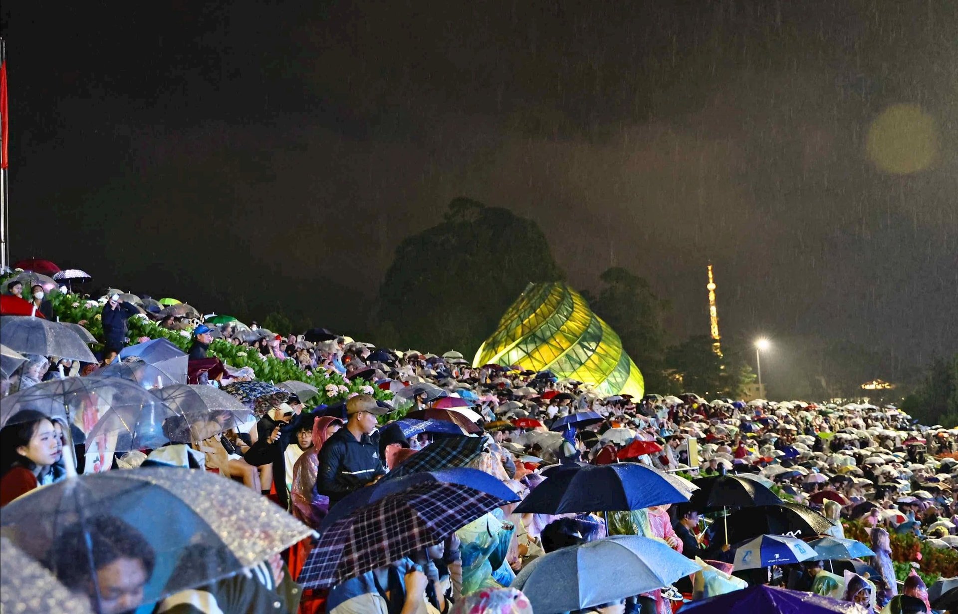Lam Vien Square was packed with people and tourists coming to watch a special art program on the evening of September 2.