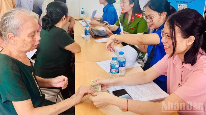 Människor i Long Bien-distriktet (Hanoi) var glada och exalterade över att få gåvor från självständighetsdagen. Foto: Nguyen Trang.
