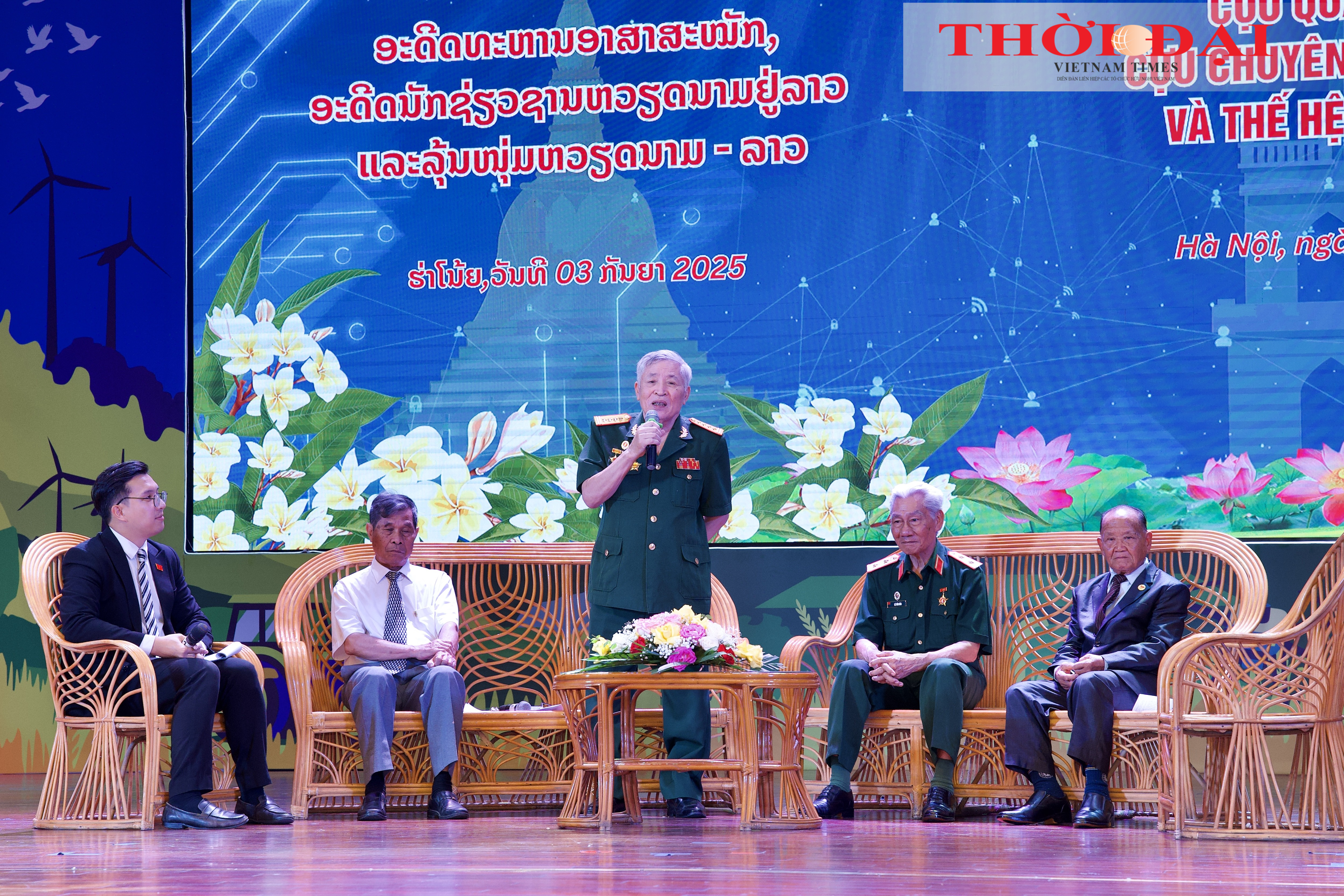 các cựu chuyên gia, cựu quân tình nguyện Việt Nam tại Lào chia sẻ tại chương trình giao lưu. (Ảnh: Thanh Thảo)