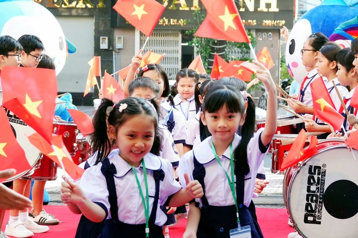 Sở Giáo dục TP.HCM đề nghị các trường hạn chế trang trí hoa tươi trong lễ khai giảng - Ảnh 1.