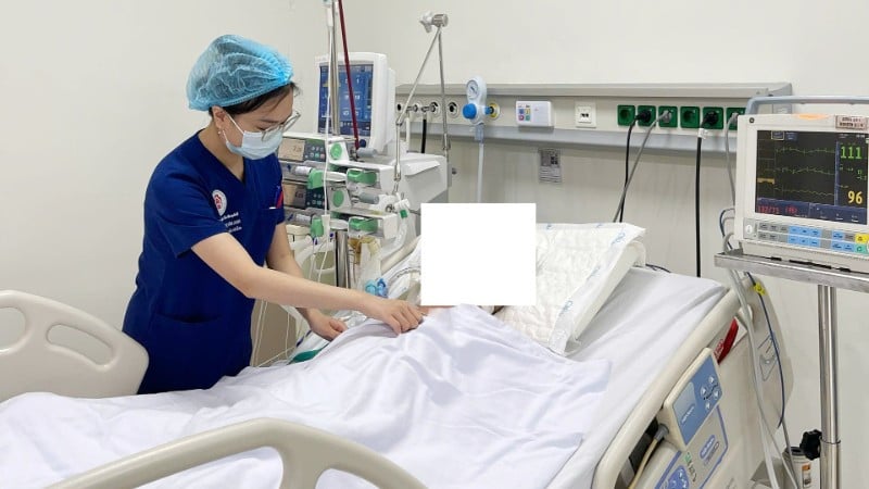 환자는 병원에서 치료받고 있습니다.