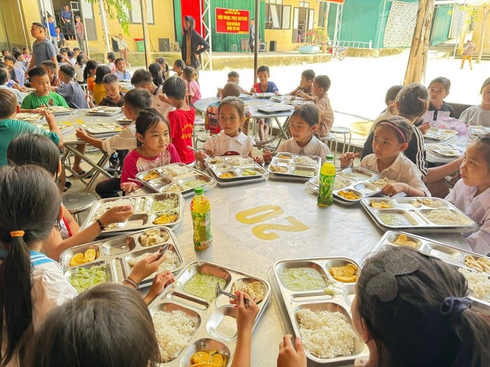 Nghệ An: Học trò Lượng Minh “vượt lũ” đến trường sau khi cầu treo bị cuốn trôi- Ảnh 5.