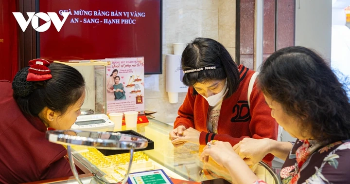 Vì sao giá vàng trong nước và thế giới đồng loạt leo thang?