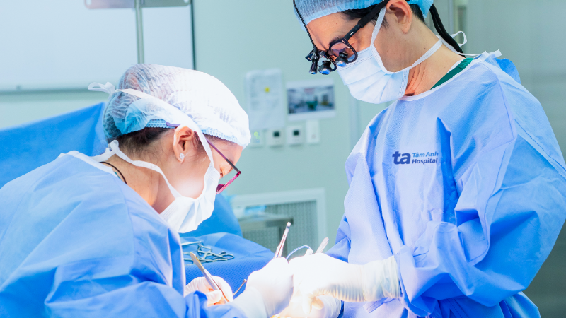 Doktor Dung (rechts) und sein Operationsteam operieren den Patienten.