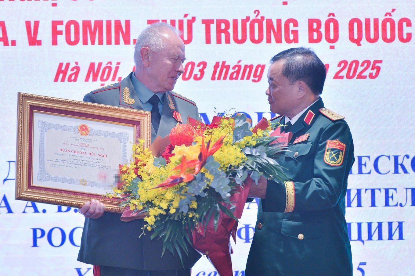 Thượng tướng Hoàng Xuân Chiến, Thứ trưởng Bộ Quốc phòng Việt Nam, trao Huân chương Hữu nghị tặng Thượng tướng Alexander Vasilyevich Fomin, Thứ trưởng Bộ Quốc phòng Nga (Ảnh: Đình Huy).