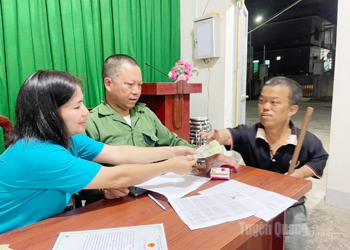 People of Dong Van commune received gifts from the Government on the occasion of Independence Day.