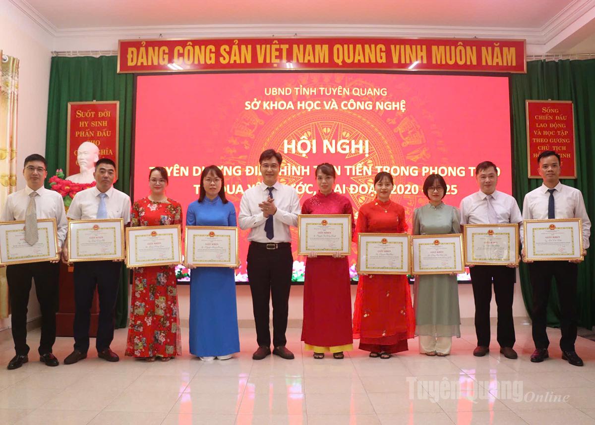 Lãnh đạo Sở Khoa học và Công nghệ trao giấy khen cho các cá nhân điển hình tiên tiến trong phong trào thi đua yêu nước, giai đoạn 2020-2025.