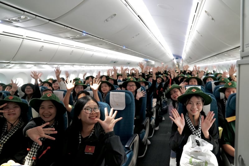Un zbor special aduce peste 360 ​​de soldați care au finalizat misiunea A80 în orașul Ho Chi Minh -0