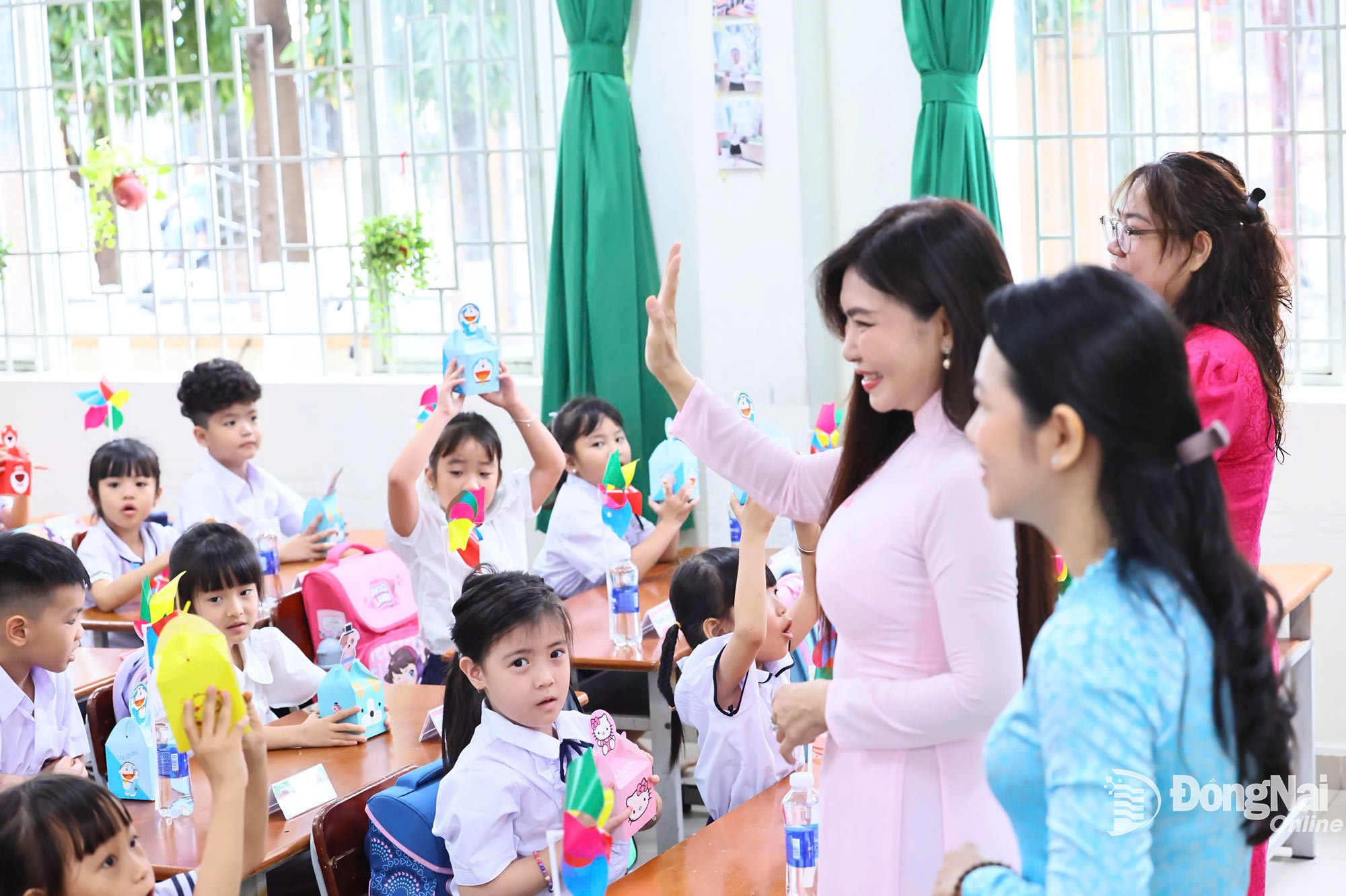 Dyrektor szkoły podstawowej Nguyen An Ninh (dzielnica Tam Hiep) Hoang Thi Ngoc spotyka się z uczniami pierwszej klasy pierwszego dnia szkoły.